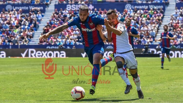 El Levante - Rayo podría sufrir un parón de 20-30 segundos en protesta hacia el Villarreal - Barça que se disputará en Miami 1 Levante Rayo Alvaro
