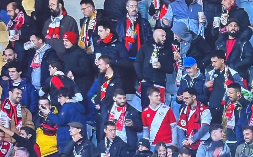 Cerca de 400 aficionados del Rayo Vallecano apoyaron a su equipo en Suecia 3 aficionados Rayo Hacken