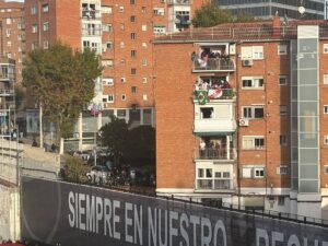 Nadie se quería perder el Rayo vs Real Madrid: balcones y muro hasta arriba 2 Rayo vs Real Madrid