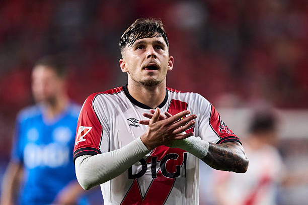 Ratiu se cae de la convocatoria del Rayo ante el Athletic 1 PAMPLONA, SPAIN - SEPTEMBER 14: Andrei Ratiu of Rayo Vallecano looks on during the LaLiga EA Sports match between CA Osasuna and Rayo Vallecano de Madrid at Estadio El Sadar on September 14, 2025 in Pamplona, Spain. (Photo by Juan Manuel Serrano Arce/Getty Images)