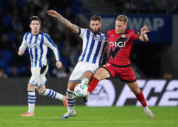 SAN SEBASTIAN, SPAIN - OCTOBER 05: Duje Caleta-Car of Real Sociedad is challenged by Alexandre Alemao of Rayo Vallecano during the LaLiga EA Sports match between Real Sociedad and Rayo Vallecano de Madrid at Reale Arena on October 05, 2025 in San Sebastian, Spain. (Photo by Juan Manuel Serrano Arce/Getty Images)