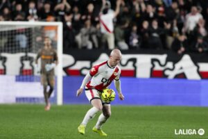 Isi controlando un balón-LaLiga