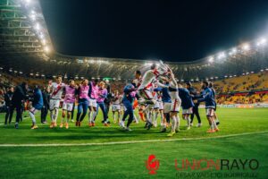 El mensaje del fondo de Vallecas: "Si el barrio aprieta. El puto Rayo sentencia. El jueves juntos a hacer historia" 2 Rayo celebración Jagiellonia COnference