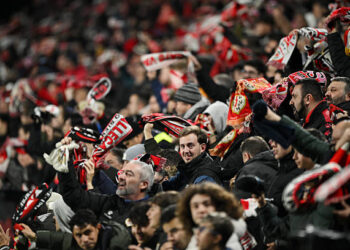 MADRID, SPAIN - JANUARY 02: Rayo Vallecano de Madrid fans celebrate their first goal scored by Jorge De Frutos (not pictured) during the LaLiga EA Sports match between Rayo Vallecano de Madrid and Getafe CF at Estadio de Vallecas on January 02, 2026 in Madrid, Spain. (Photo by Denis Doyle/Getty Images)