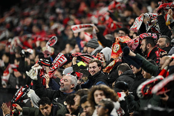 Información entradas para el Rayo Vallecano vs Girona 1 MADRID, SPAIN - JANUARY 02: Rayo Vallecano de Madrid fans celebrate their first goal scored by Jorge De Frutos (not pictured) during the LaLiga EA Sports match between Rayo Vallecano de Madrid and Getafe CF at Estadio de Vallecas on January 02, 2026 in Madrid, Spain. (Photo by Denis Doyle/Getty Images)