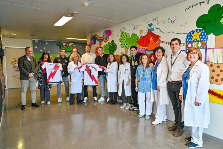Rayo visita Hospital Infanta Leonor. Fuente de la Foto: Rayo Vallecano