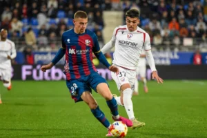 Sergio Arribas protege la pelota ante Robert Arroyo, de Osasuna.EFE
