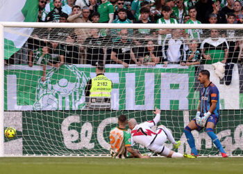 SEVILLE, SPAIN - FEBRUARY 21: Isi Palazon of Rayo Vallecano scores his team's first goal past Alvaro Valles of Real Betis during the LaLiga EA Sports match between Real Betis Balompie and Rayo Vallecano de Madrid at Estadio La Cartuja on February 21, 2026 in Seville, Spain. (Photo by Fran Santiago/Getty Images)