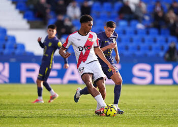 LEGANES, SPAIN - FEBRUARY 15: Jozhua Vertrouwd of Rayo Vallecano passes the ball under pressure from Nahuel Molina of Atletico de Madrid during the LaLiga EA Sports match between Rayo Vallecano de Madrid and Atletico de Madrid at Estadio Municipal de Butarque on February 15, 2026 in Leganes, Spain. (Photo by Angel Martinez/Getty Images)