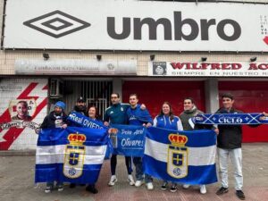 La afición del Oviedo muestra su malestar tras la cancelación del partido ante el Rayo
