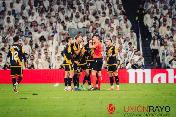 Isidro Díaz de Mera desesperó a los jugadores del Rayo Vallecano en la derrota ante el Real Madrid 1 Pathé Ciss expulsado real madrid Díaz de Mera