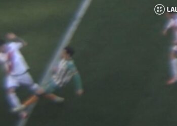 roja betis Rayo CTA Valentín Gomez