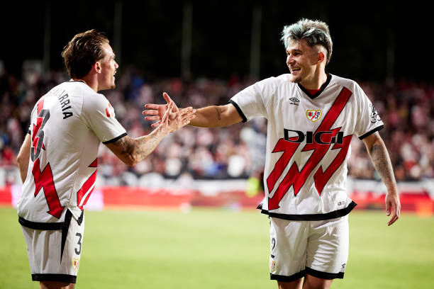Ratiu y Chavarría, laterales de lujo en Vallecas 1 MADRID, SPAIN - SEPTEMBER 16: Andrei Rațiu of Rayo Vallecano celebrates after scoring their side's second goal with his teammate Pep Chavarria of Rayo Vallecano during the LaLiga match between Rayo Vallecano and CA Osasuna at Estadio de Vallecas on September 16, 2024 in Madrid, Spain. (Photo by Alvaro Medranda/Quality Sport Images/Getty Images)
