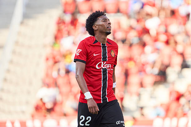 Johan Mojica y su oferta para dejar el Mallorca 1 MALLORCA, SPAIN - AUGUST 23: Johan Mojica of RCD Mallorca looks on during the LaLiga EA Sports match between RCD Mallorca and RC Celta de Vigo at Estadio de Son Moix on August 23, 2025 in Mallorca, Spain. (Photo by Rafa Babot/Getty Images)