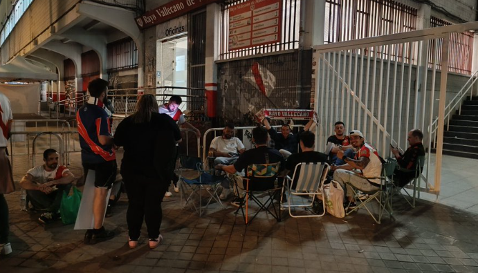 Aficionados del Rayo hacen cola esta noche para las entradas visitantes de Atenas 1 Aficionados Rayo cola. Vía: diarioas