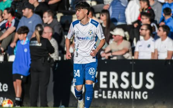 Ybarra debuta con el primer equipo del Tenerife 1 Juan Ybarra debuta Tenrife. Vía Instagram: @juanybarra.10
