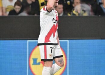 Isi celebrando el gol. Vía: @RayoVallecano