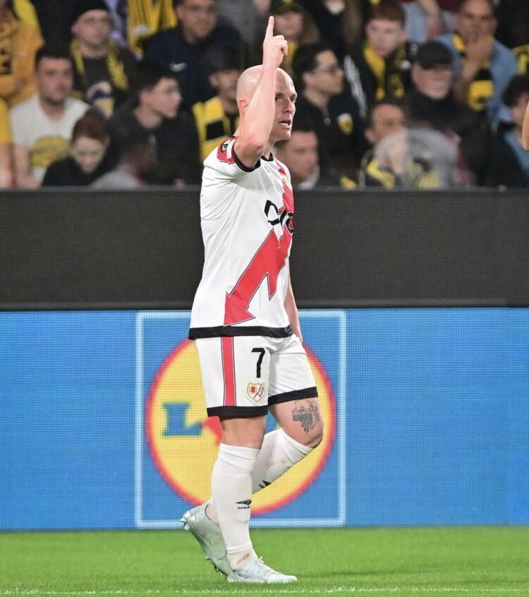 Isi celebrando el gol. Vía: @RayoVallecano