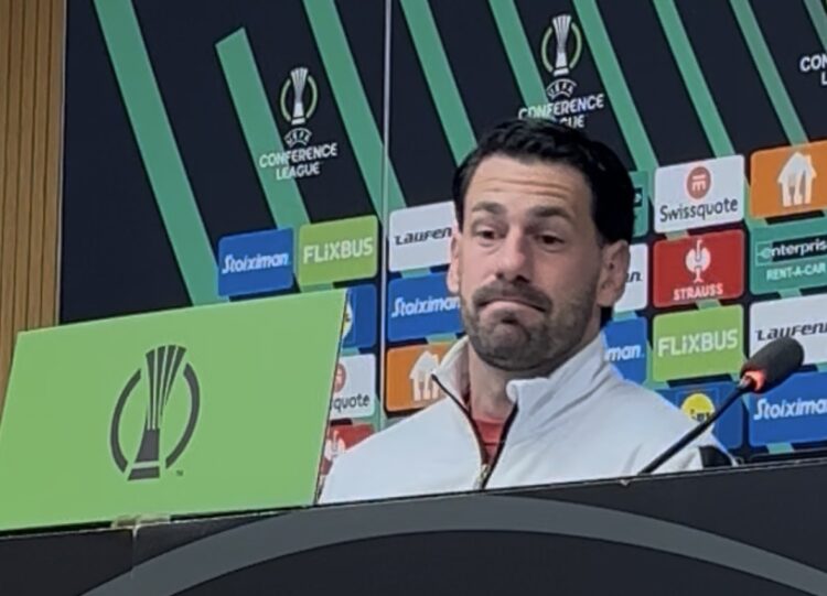 Augusto Batalla en la previa del AEK - Rayo: "Estoy relativamente bien, la decisión la tomará Íñigo" 1 Augusto Batalla rueda de prensa