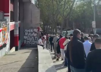 Largas colas para conseguir une entrada en el Estadio de Vallecas