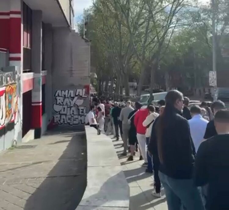 Largas colas para conseguir une entrada en el Estadio de Vallecas