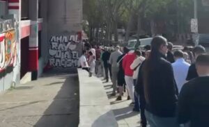 Largas colas para conseguir une entrada en el Estadio de Vallecas