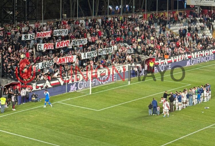 El mensaje del fondo de Vallecas: "Si el barrio aprieta. El puto Rayo sentencia. El jueves juntos a hacer historia" 1 fondo Vallecas