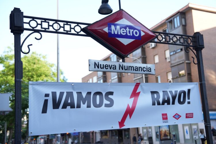 Metro de Madrid se tiñe de franjirrojo: doce estaciones de Vallecas amanecen decoradas por la final del Rayo 1 img 9292