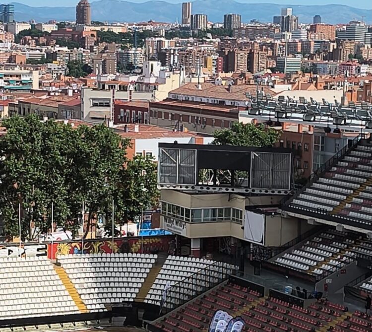 Comienza a desmontarse el antiguo videomarcador del estadio de Vallecas 1 da1543f0 df14 4375 a2d1 7c2836c1e537 1