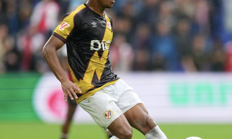 La sorprendente combinación en la equipación del Rayo Vallecano ante el Feyenoord 1 Equipacion Rayo Feyenoord