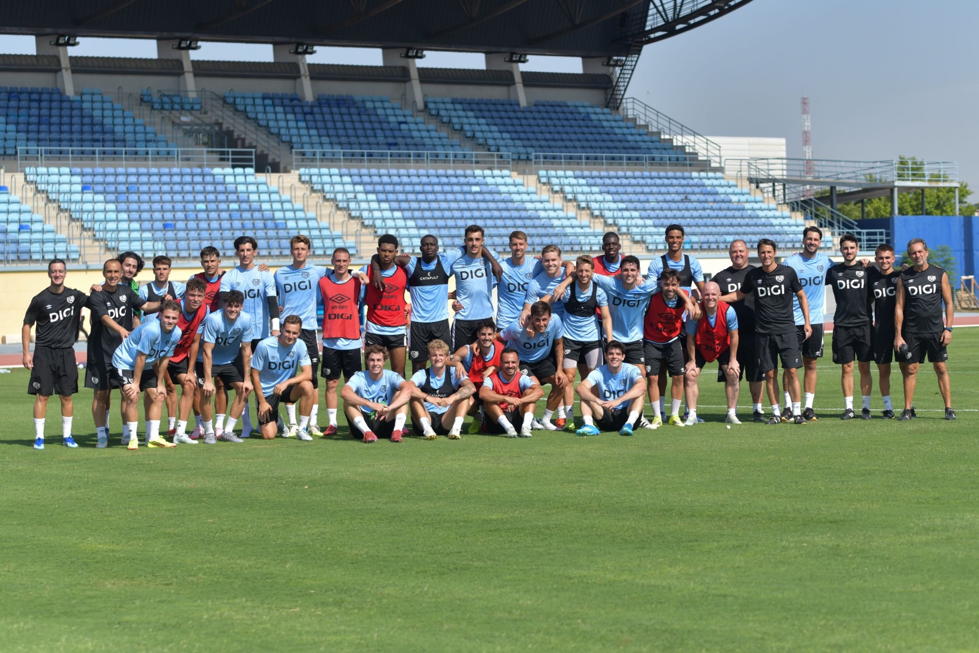 El Rayo Vallecano estrena nueva ropa de entrenamiento en el inicio de la pretemporada 2 img 4746 1