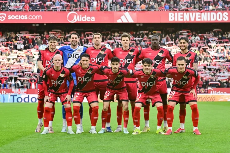 La incógnita de saber con qué camiseta debutará el Rayo Vallecano ante el Sevilla 1 Rayo Vallecano