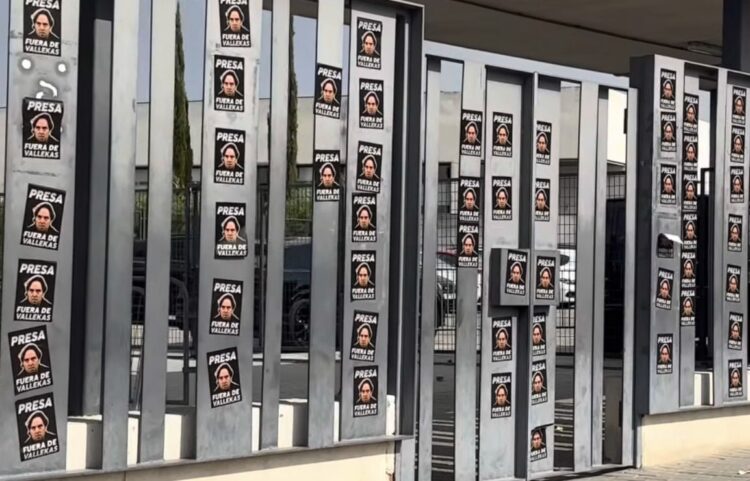 La Ciudad Deportiva aparece empapelada de carteles contra Martín Presa 1 Screenshot