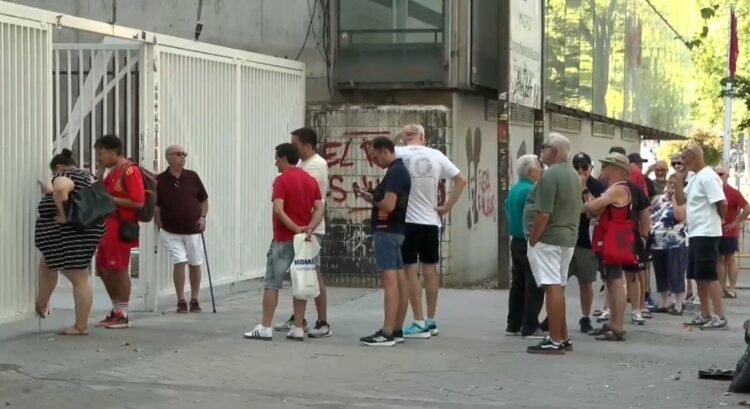 Escasa afluencia de abonados para recoger entradas para el Rayo-Alavés en Butarque 1 img 6748