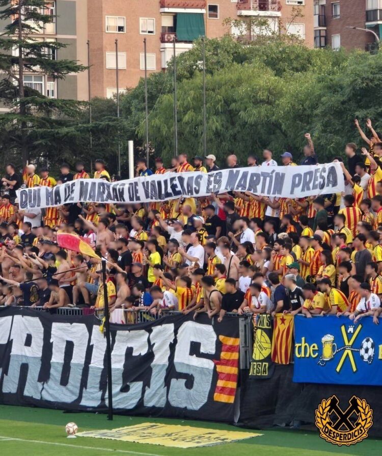 La afición del Sant Andreu muestra su apoyo al rayismo con una pancarta contra Martín Presa 1 97595e5c 0c0f 4389 a616 9e19983e37fe