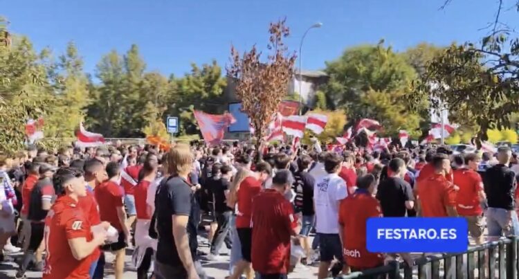 Osasuna y Rayo unen a sus aficiones en El Sadar: hermanamiento, cánticos y un mensaje contra Presa 1 Screenshot