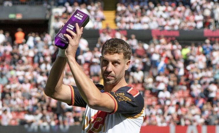 Lejeune recibe el premio al mejor defensa de LALIGA FANTASY 1 0c55201a 3b82 414e a4d0 ac92b25e4da6