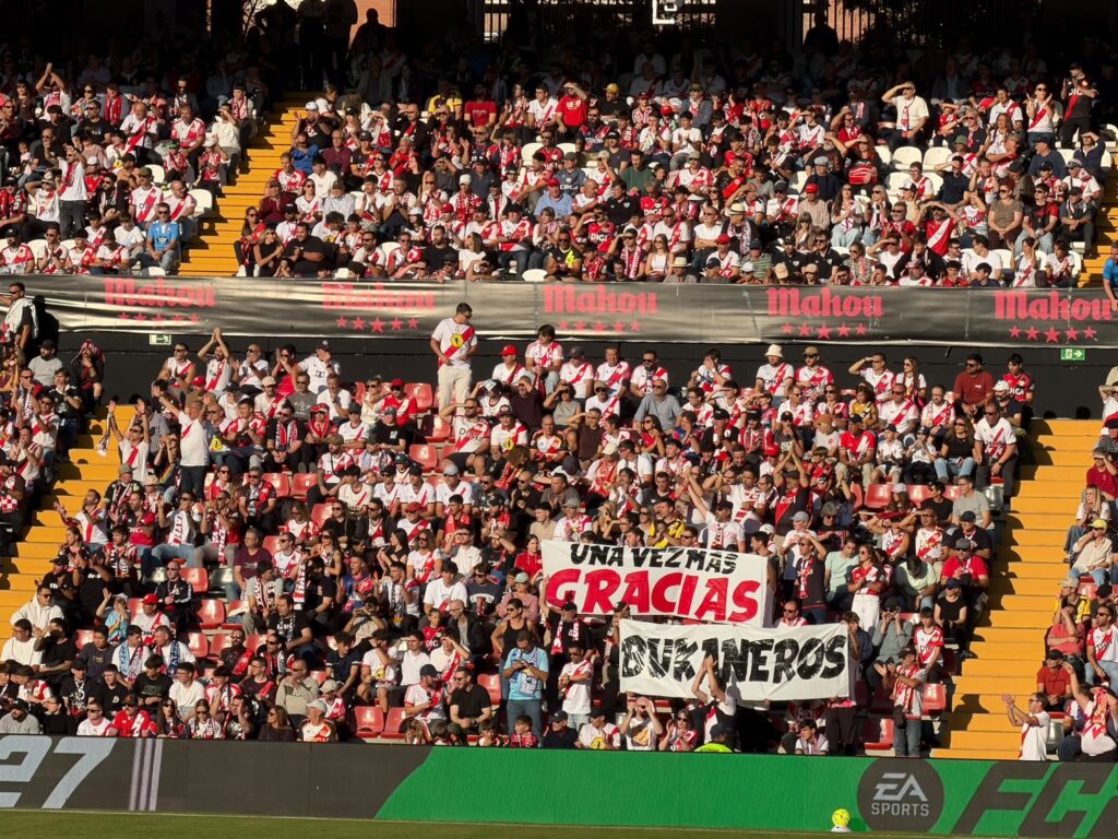 Vallecas rinde homenaje a las víctimas del accidente ferroviario de Urda y reconoce la ayuda de Bukaneros 3 5dc85061 c1f4 4423 8372 500a21679392