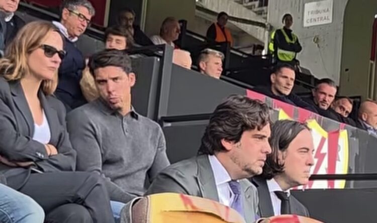 Martín Presa, acompañado por representantes de Vox en la vuelta del Rayo a Vallecas 1 Screenshot