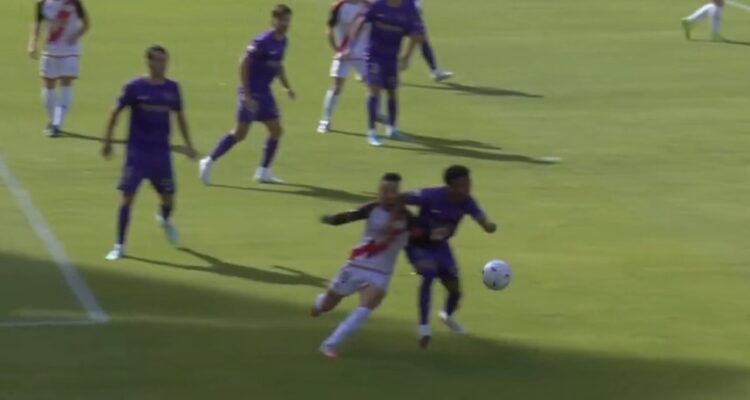 El Rayo reclamó un penalti sobre Álvaro en el primer minuto ante el Elche 1 Screenshot