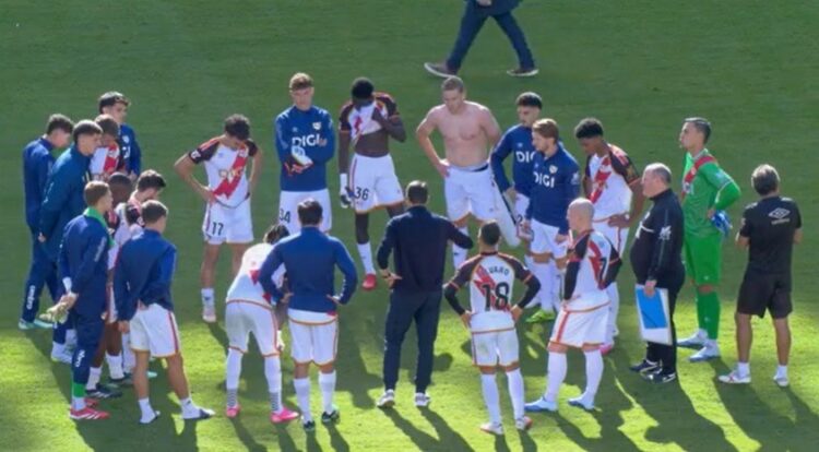 Beñat San José reunió a la plantilla sobre el césped tras la derrota ante el Elche 1 img 9697