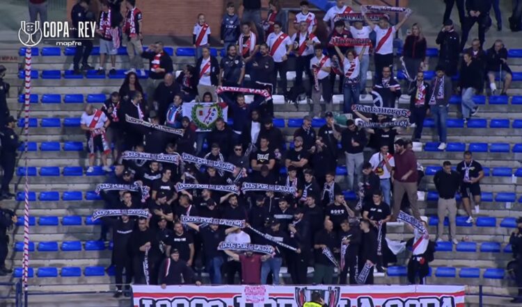 Un centenar de aficionados rayistas acompañaron al Rayo en Huelva 1 Screenshot